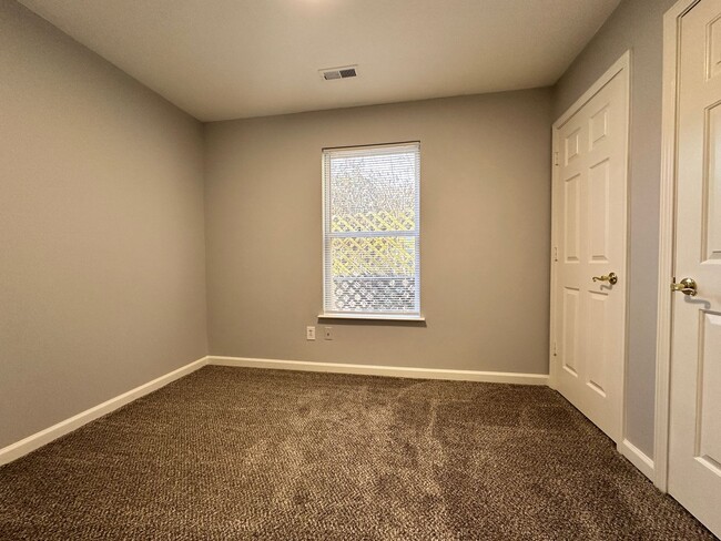 Building Photo - Three-Bedroom Ranch Close to Downtown