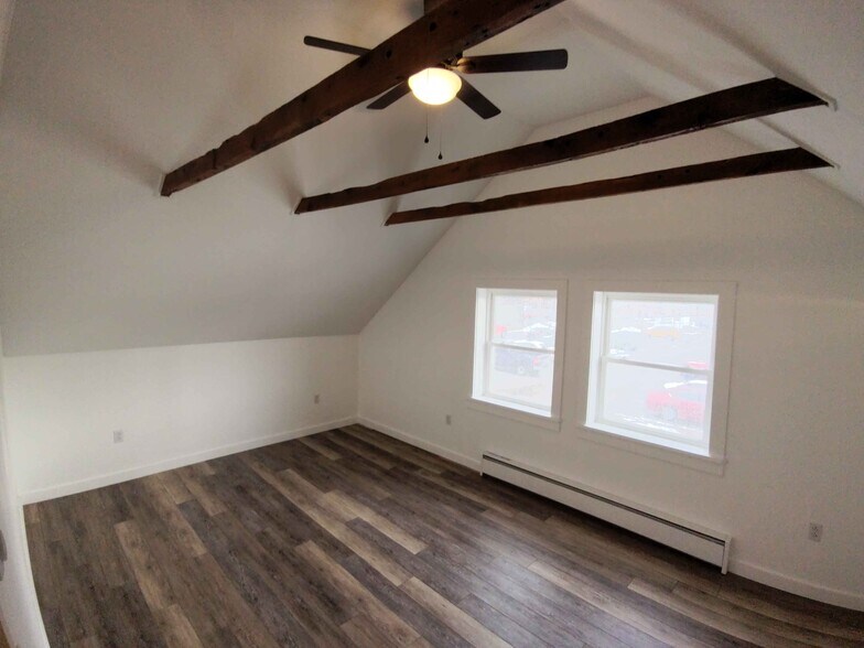Style G1: 2 bedrooms / 1 bath, historic renovation, exposed beams and vaulted ceilings - 21 Depot St