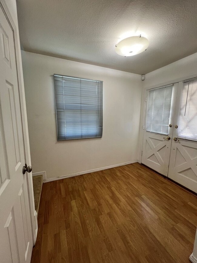 Building Photo - 3 Bedroom 1.5 Bathroom in Torrance