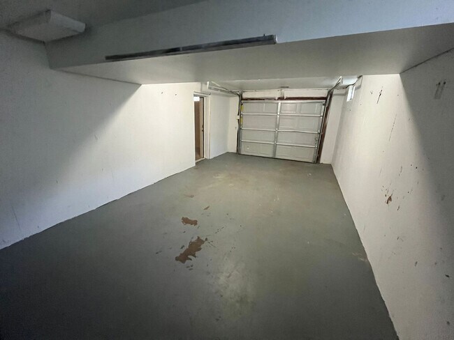 Building Photo - 921 Millikin St