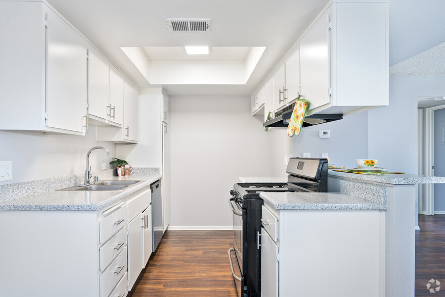 2BR, 2BA - 1010SF - Kitchen - Harris Place Apartments