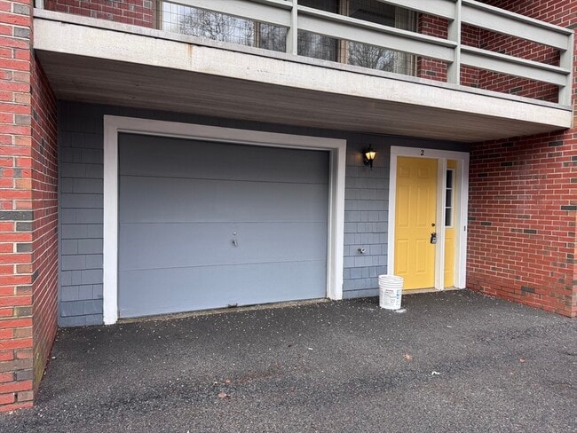 Building Photo - 168 Pine St