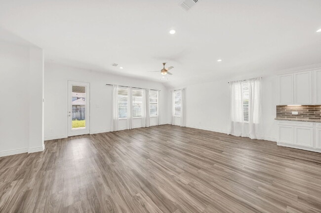 Building Photo - Stunning 4-bedroom, 3-bathroom single-stor...