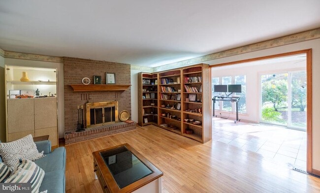 Building Photo - 211 Caravan Dr