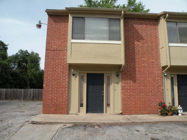 Primary Photo - 1221 Hopkins St