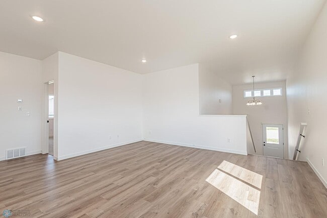 Building Photo - 4 bedroom 2 bathroom house