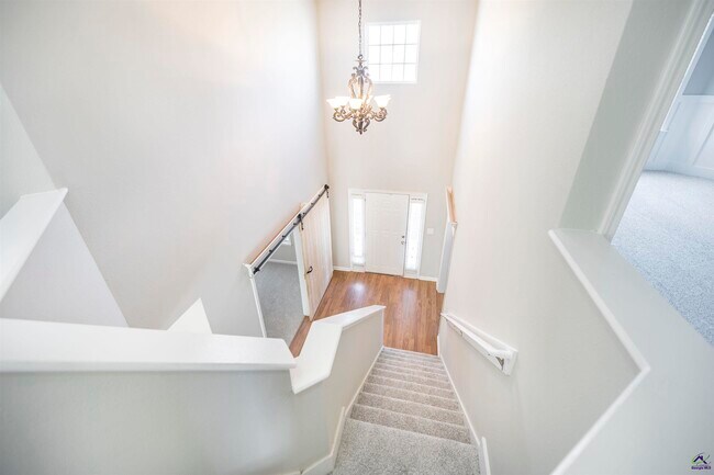 Building Photo - 104 Rosales Dr