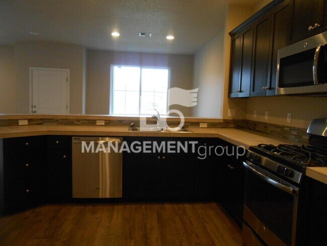 Building Photo - Newer NW Portland/Bethany Home Located In Abby Creek!