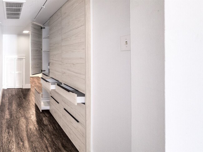 Building Photo - 384 N Post Oak Ln