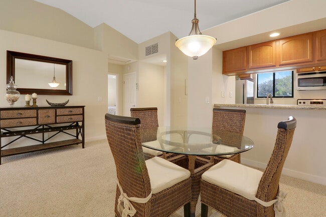 Building Photo - 706 Club Dr