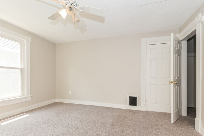 Building Photo - 3 Bed 1.5 Bathroom for rent in Dayton!