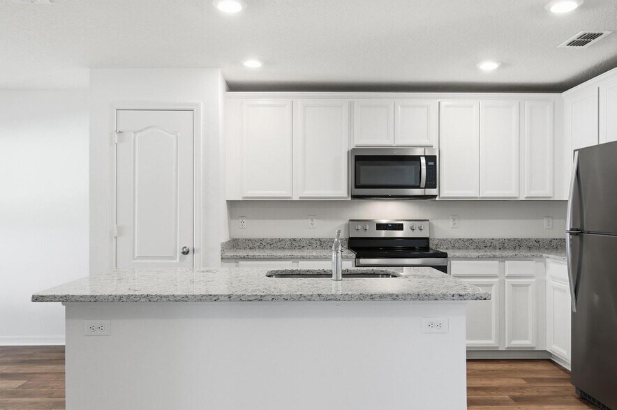 Building Photo - 15 Rivera Ln