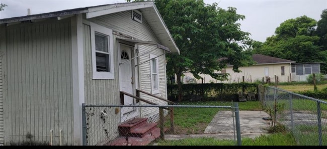 Building Photo - 8520 N Brooks St