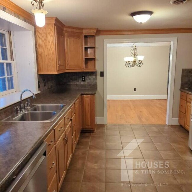 Building Photo - 443 Chastain Rd