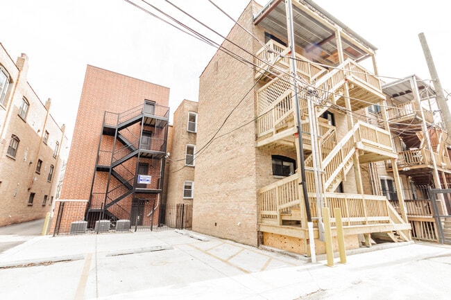 Building Photo - 716 S Laflin St