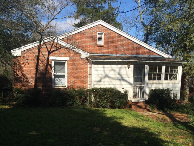 Building Photo - PRE-LEASING FOR AUGUST 2026! Walkable to C...