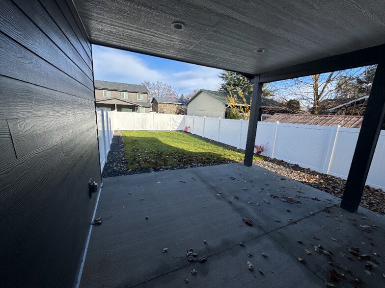 Building Photo - 3915 E 27th Ave