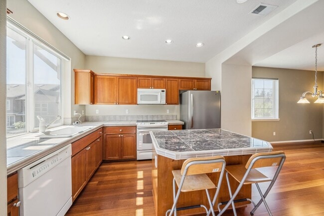 Building Photo - 16884 NW Shadow Hills Ln