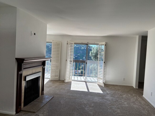 Building Photo - Gorgeous condo with Amazing Views!