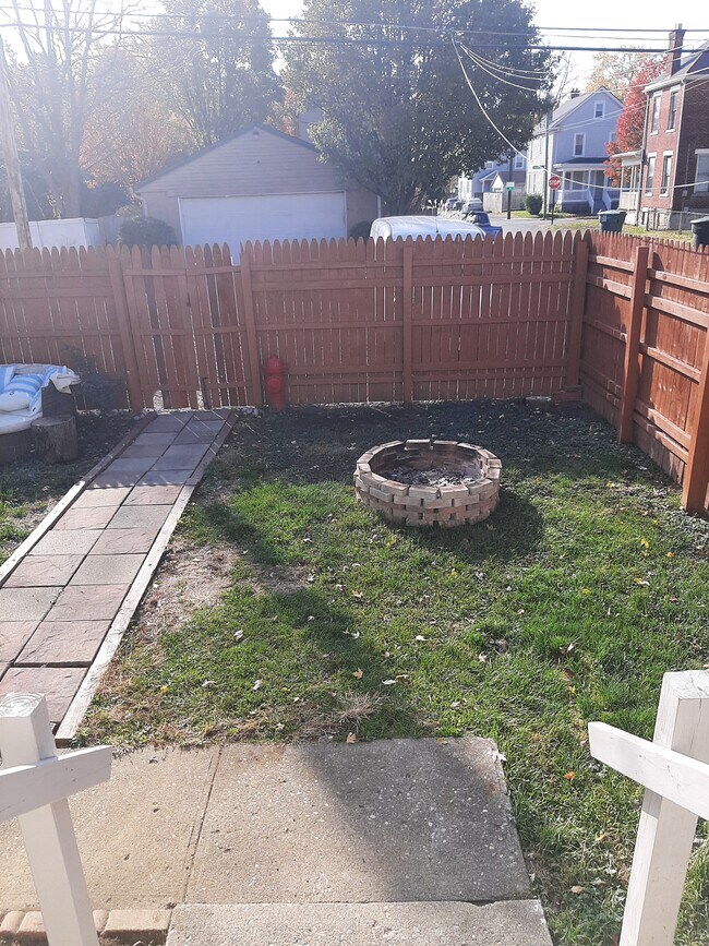 Fenced yard with Firepit - 567 E Whittier St