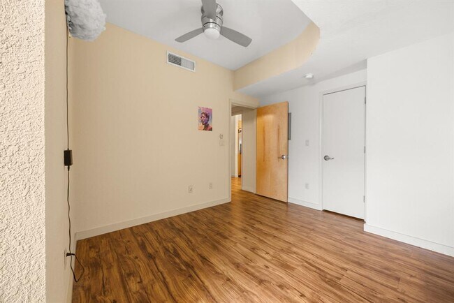 Building Photo - 711 W 26th St