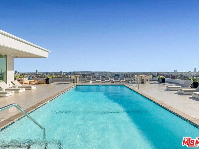 Building Photo - 1100 Alta Loma Rd