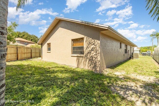 Building Photo - 841 Raintree Ave
