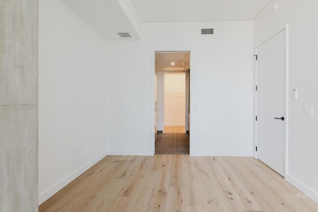 Building Photo - 610 Davis St