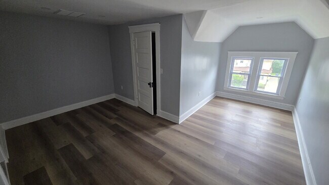 Building Photo - Exquisite 4 bed 3 bath with Air Conditioning