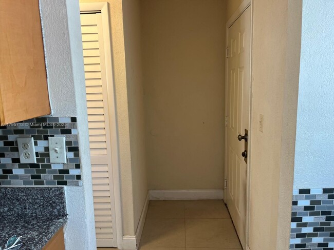 Building Photo - 9491 Palm Cir N
