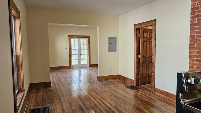 Building Photo - 158 3rd St