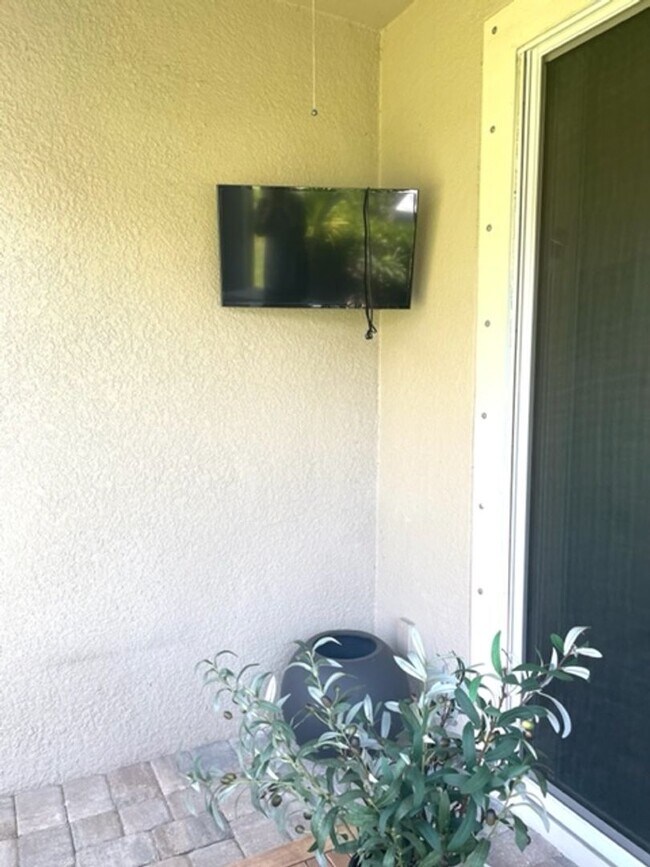 Building Photo - 3/2.5 ANNUAL/FURNISHED  TOWNHOUSE- GORGEOU...