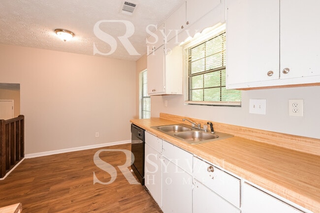 Building Photo - Spacious 3BR 2.5BA Home Awaits You!