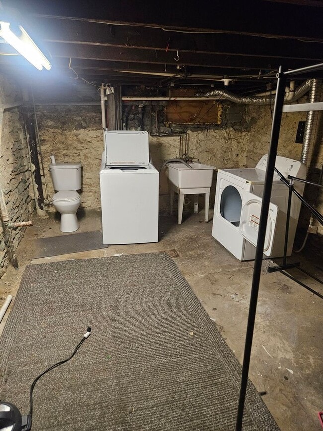 Building Photo - Central Location, Private Deck, In Unit W/...