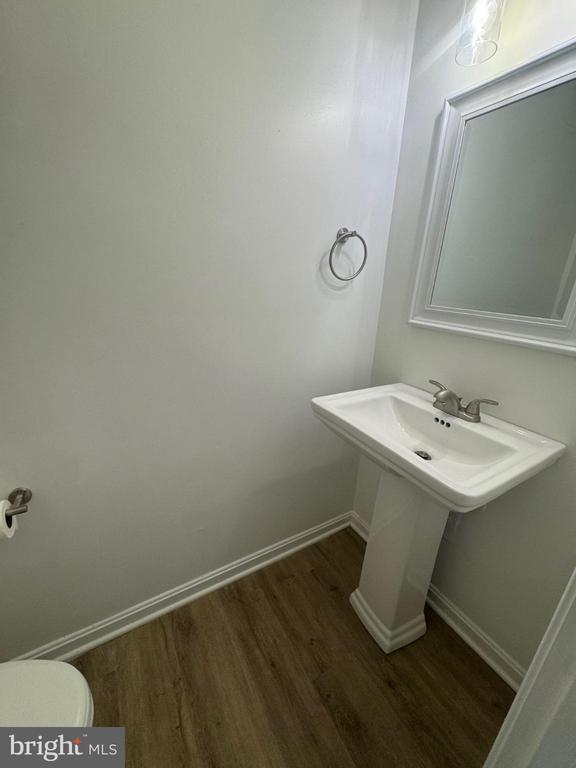 Building Photo - 2070 Mayflower Dr