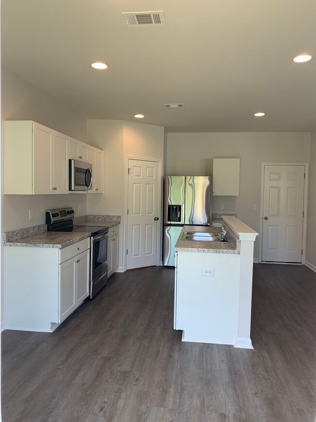 Building Photo - Move-In Ready! Spacious 3-Bedroom, 2-Bath Home in Waterbury — Apply Today to Secure Yours!