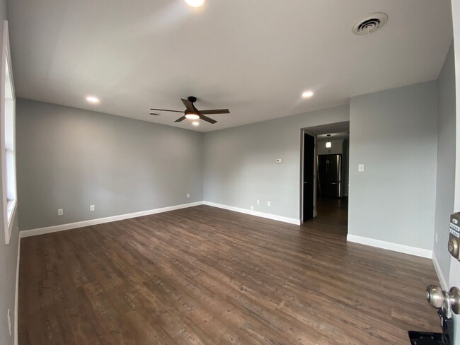 Building Photo - 3 Bedroom 1.5 Bath Condominium in Greenevi...