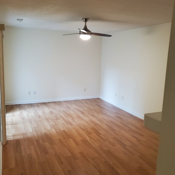 Building Photo - 102 St James Pl