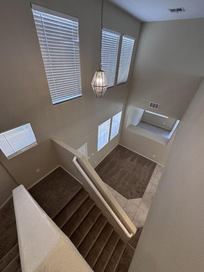Building Photo - 3 bd 2.5 bath with LOFT