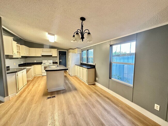 Building Photo - 4 Bedroom/2 Bathroom in Chipley, FL