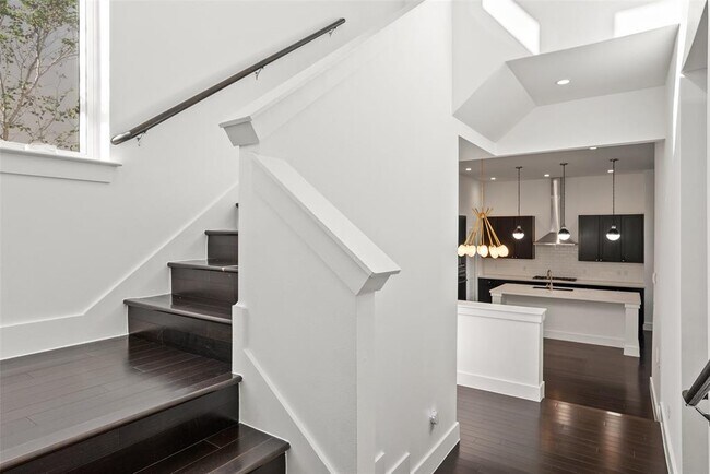 Building Photo - 1303 Azie Morton Rd