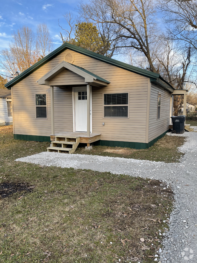Building Photo - 2 bed, 1 bath house-Pet Friendly!