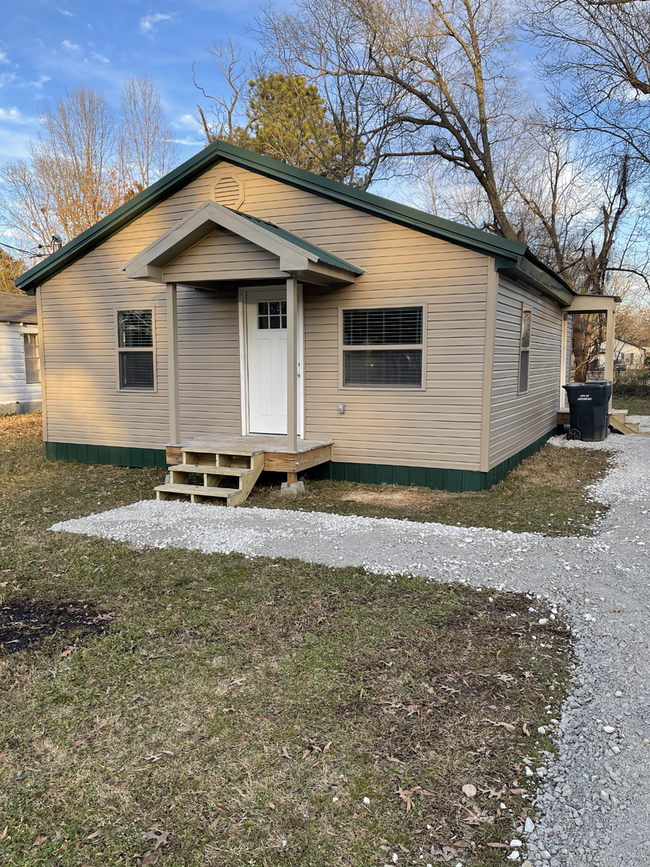 Primary Photo - 2 bed, 1 bath house-Pet Friendly!