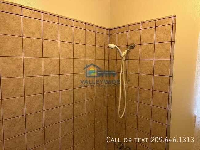 Building Photo - 1321 Woodside Dr