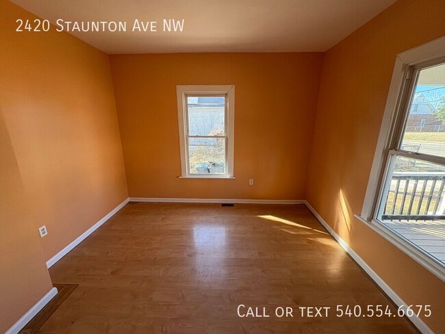 Building Photo - 4 Bed 2 Bath House off Orange Ave! (EXCUSE...