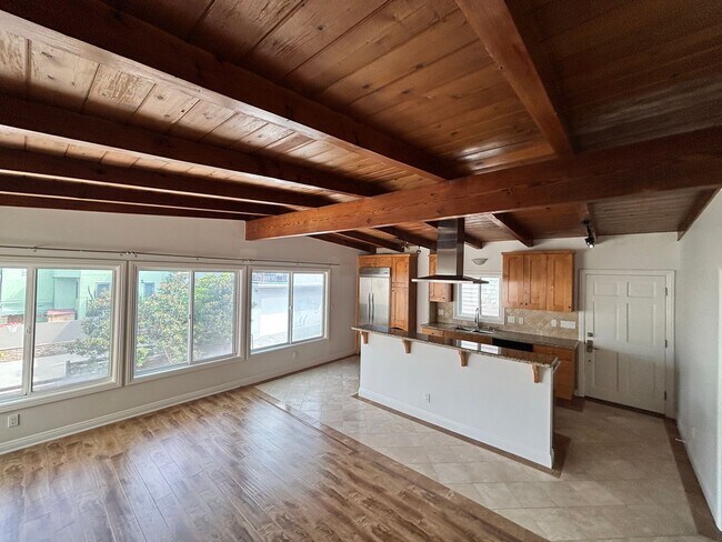Building Photo - 210 Seaview St