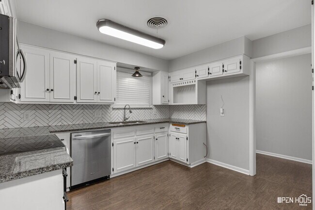 Building Photo - 4805 Big Bend Dr