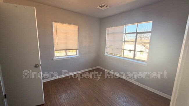 Building Photo - 1931 NE 25th St