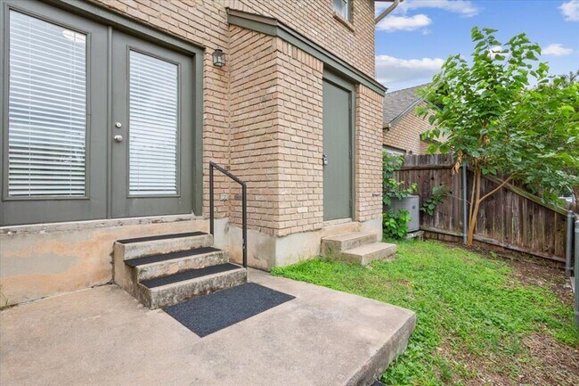 Building Photo - 1015 E Yager Ln