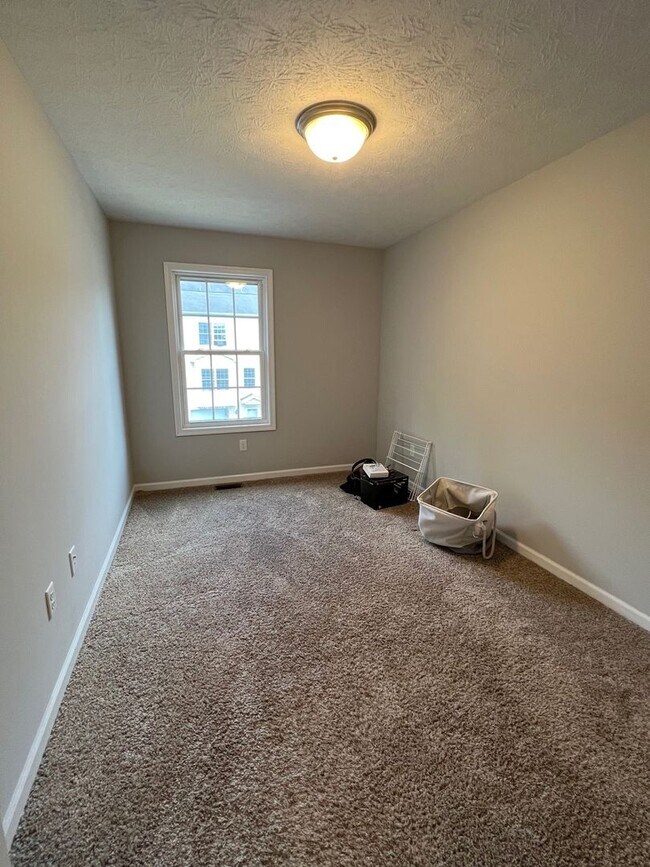 Building Photo - End Unit Townhouse with Garage and Unfinished Basement